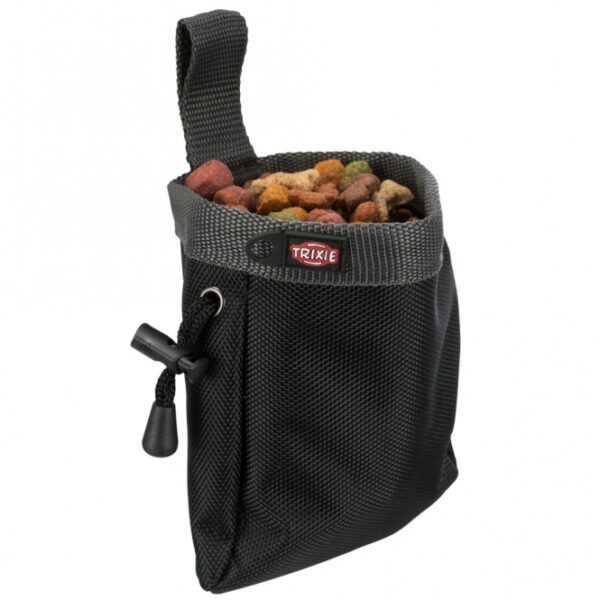Die praktischen Snack-Taschen Baggy de Luxe sind die ideale Lösung für alle Hundebesitzer, die hochwertige und strapazierfähige Aufbewahrung für Leckerlis suchen. Hergestellt aus robustem Nylon, bieten diese Taschen nicht nur eine lange Lebensdauer, sondern auch einen stabilen Ringeinsatz, der ein schnelles und sicheres Zugreifen ermöglicht, wenn Ihr vierbeiniger Freund eine Belohnung verdient hat. Mit einem praktischen Zugband lässt sich die Tasche mühelos verschließen, während der Befestigungsclip eine sichere Anbringung am Gürtel oder Hosenbund gewährleistet. Die Reinigung ist kinderleicht: Einfach umstülpen und mit einem feuchten Tuch abwischen. Die Maße betragen ca. 10 cm Durchmesser und 14 cm Höhe, und die Snack-Taschen sind in verschiedenen Farben erhältlich – die Farbwahl erfolgt je nach Lagerbestand. Entscheiden Sie sich für die Baggy de Luxe und genießen Sie die praktische Handhabung und hohe Qualität!