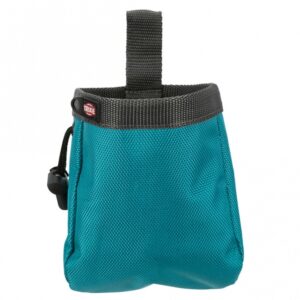 Die praktischen Snack-Taschen Baggy de Luxe sind die ideale Lösung für alle Hundebesitzer, die hochwertige und strapazierfähige Aufbewahrung für Leckerlis suchen. Hergestellt aus robustem Nylon, bieten diese Taschen nicht nur eine lange Lebensdauer, sondern auch einen stabilen Ringeinsatz, der ein schnelles und sicheres Zugreifen ermöglicht, wenn Ihr vierbeiniger Freund eine Belohnung verdient hat. Mit einem praktischen Zugband lässt sich die Tasche mühelos verschließen, während der Befestigungsclip eine sichere Anbringung am Gürtel oder Hosenbund gewährleistet. Die Reinigung ist kinderleicht: Einfach umstülpen und mit einem feuchten Tuch abwischen. Die Maße betragen ca. 10 cm Durchmesser und 14 cm Höhe, und die Snack-Taschen sind in verschiedenen Farben erhältlich – die Farbwahl erfolgt je nach Lagerbestand. Entscheiden Sie sich für die Baggy de Luxe und genießen Sie die praktische Handhabung und hohe Qualität!