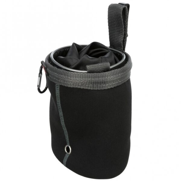 Dieser praktische Hundetasche mit Twist-Verschluss ermöglicht einen schnellen Zugriff auf die Innentasche, ohne dass Sie die Tasche öffnen müssen. Die innovative Konstruktion mit unterschiedlich starkem Eindrehen des Stoffes sorgt dafür, dass Sie den Inhalt nach Bedarf regulieren können. Bei Nichtgebrauch lässt sich die Tasche sicher verschließen. Ein integrierter Kotbeutelspender ist ideal für Spaziergänge mit Ihrem Hund, während der Befestigungsclip und die Gürtelschlaufe eine einfache Anbringung ermöglichen. Zusätzlich bietet der Karabiner Platz für das Befestigen einer Hundepfeife oder eines Clickers. Hergestellt aus hochwertigem Neopren und Polyester, hat die Tasche die Maße von ca. ø 11 × 14 cm und ist in verschiedenen Farben erhältlich – die Farbwahl erfolgt je nach Lagerbestand. Diese funktionale und vielseitige Hundetasche ist der perfekte Begleiter für jeden Hundebesitzer, der Wert auf Qualität und Praktikabilität legt.