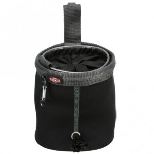 Dieser praktische Hundetasche mit Twist-Verschluss ermöglicht einen schnellen Zugriff auf die Innentasche, ohne dass Sie die Tasche öffnen müssen. Die innovative Konstruktion mit unterschiedlich starkem Eindrehen des Stoffes sorgt dafür, dass Sie den Inhalt nach Bedarf regulieren können. Bei Nichtgebrauch lässt sich die Tasche sicher verschließen. Ein integrierter Kotbeutelspender ist ideal für Spaziergänge mit Ihrem Hund, während der Befestigungsclip und die Gürtelschlaufe eine einfache Anbringung ermöglichen. Zusätzlich bietet der Karabiner Platz für das Befestigen einer Hundepfeife oder eines Clickers. Hergestellt aus hochwertigem Neopren und Polyester, hat die Tasche die Maße von ca. ø 11 × 14 cm und ist in verschiedenen Farben erhältlich – die Farbwahl erfolgt je nach Lagerbestand. Diese funktionale und vielseitige Hundetasche ist der perfekte Begleiter für jeden Hundebesitzer, der Wert auf Qualität und Praktikabilität legt.