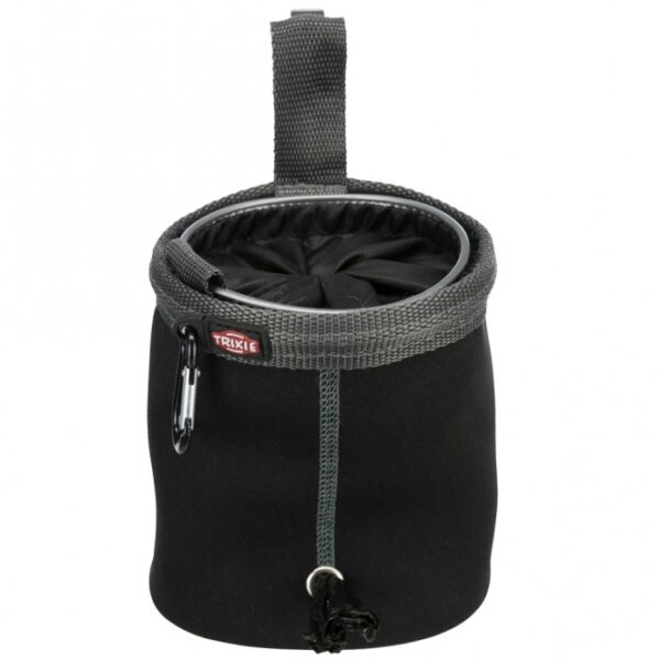 Dieser praktische Hundetasche mit Twist-Verschluss ermöglicht einen schnellen Zugriff auf die Innentasche, ohne dass Sie die Tasche öffnen müssen. Die innovative Konstruktion mit unterschiedlich starkem Eindrehen des Stoffes sorgt dafür, dass Sie den Inhalt nach Bedarf regulieren können. Bei Nichtgebrauch lässt sich die Tasche sicher verschließen. Ein integrierter Kotbeutelspender ist ideal für Spaziergänge mit Ihrem Hund, während der Befestigungsclip und die Gürtelschlaufe eine einfache Anbringung ermöglichen. Zusätzlich bietet der Karabiner Platz für das Befestigen einer Hundepfeife oder eines Clickers. Hergestellt aus hochwertigem Neopren und Polyester, hat die Tasche die Maße von ca. ø 11 × 14 cm und ist in verschiedenen Farben erhältlich – die Farbwahl erfolgt je nach Lagerbestand. Diese funktionale und vielseitige Hundetasche ist der perfekte Begleiter für jeden Hundebesitzer, der Wert auf Qualität und Praktikabilität legt.