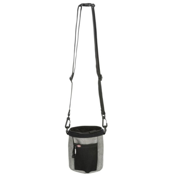 Entdecken Sie die praktische Hundetasche mit einem innovativen Twist-Verschluss, der einen schnellen Zugriff auf Ihre Utensilien ermöglicht, ohne die Tasche öffnen zu müssen. Diese vielseitige Tasche reguliert den Zugriff durch unterschiedlich starkes Eindrehen des Stoffes und bietet bei Nichtgebrauch einen sicheren Verschluss, der zudem Schutz vor Regen gewährleistet. Ein integrierter Kotbeutelspender und Außentaschen sorgen für zusätzlichen Komfort und Funktionalität. Der stufenlos verstellbare, abnehmbare Schultergurt mit Befestigungsclip und der Karabiner für Hundepfeifen oder Clicker machen diese Tasche zu einem unverzichtbaren Begleiter für jeden Hundebesitzer. Hergestellt aus robustem Polyester und ausgestattet mit reflektierenden Elementen, ist sie nicht nur praktisch, sondern auch sicher. Mit einem Durchmesser von ca. 12 cm und einer Höhe von 17 cm ist sie kompakt und ideal für unterwegs. Wählen Sie aus verschiedenen Farben, wobei die genaue Farbwahl je nach Lagerbestand erfolgt. Holen Sie sich jetzt diese hochwertige Hundetasche für einen stressfreien Spaziergang!