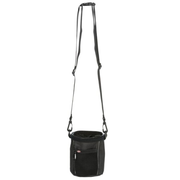 Entdecken Sie die praktische Hundetasche mit einem innovativen Twist-Verschluss, der einen schnellen Zugriff auf Ihre Utensilien ermöglicht, ohne die Tasche öffnen zu müssen. Diese vielseitige Tasche reguliert den Zugriff durch unterschiedlich starkes Eindrehen des Stoffes und bietet bei Nichtgebrauch einen sicheren Verschluss, der zudem Schutz vor Regen gewährleistet. Ein integrierter Kotbeutelspender und Außentaschen sorgen für zusätzlichen Komfort und Funktionalität. Der stufenlos verstellbare, abnehmbare Schultergurt mit Befestigungsclip und der Karabiner für Hundepfeifen oder Clicker machen diese Tasche zu einem unverzichtbaren Begleiter für jeden Hundebesitzer. Hergestellt aus robustem Polyester und ausgestattet mit reflektierenden Elementen, ist sie nicht nur praktisch, sondern auch sicher. Mit einem Durchmesser von ca. 12 cm und einer Höhe von 17 cm ist sie kompakt und ideal für unterwegs. Wählen Sie aus verschiedenen Farben, wobei die genaue Farbwahl je nach Lagerbestand erfolgt. Holen Sie sich jetzt diese hochwertige Hundetasche für einen stressfreien Spaziergang!