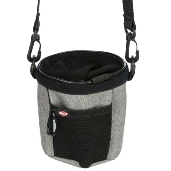 Entdecken Sie die praktische Hundetasche mit einem innovativen Twist-Verschluss, der einen schnellen Zugriff auf Ihre Utensilien ermöglicht, ohne die Tasche öffnen zu müssen. Diese vielseitige Tasche reguliert den Zugriff durch unterschiedlich starkes Eindrehen des Stoffes und bietet bei Nichtgebrauch einen sicheren Verschluss, der zudem Schutz vor Regen gewährleistet. Ein integrierter Kotbeutelspender und Außentaschen sorgen für zusätzlichen Komfort und Funktionalität. Der stufenlos verstellbare, abnehmbare Schultergurt mit Befestigungsclip und der Karabiner für Hundepfeifen oder Clicker machen diese Tasche zu einem unverzichtbaren Begleiter für jeden Hundebesitzer. Hergestellt aus robustem Polyester und ausgestattet mit reflektierenden Elementen, ist sie nicht nur praktisch, sondern auch sicher. Mit einem Durchmesser von ca. 12 cm und einer Höhe von 17 cm ist sie kompakt und ideal für unterwegs. Wählen Sie aus verschiedenen Farben, wobei die genaue Farbwahl je nach Lagerbestand erfolgt. Holen Sie sich jetzt diese hochwertige Hundetasche für einen stressfreien Spaziergang!
