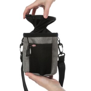 Entdecken Sie die praktische Hundetasche mit einem innovativen Twist-Verschluss, der einen schnellen Zugriff auf Ihre Utensilien ermöglicht, ohne die Tasche öffnen zu müssen. Diese vielseitige Tasche reguliert den Zugriff durch unterschiedlich starkes Eindrehen des Stoffes und bietet bei Nichtgebrauch einen sicheren Verschluss, der zudem Schutz vor Regen gewährleistet. Ein integrierter Kotbeutelspender und Außentaschen sorgen für zusätzlichen Komfort und Funktionalität. Der stufenlos verstellbare, abnehmbare Schultergurt mit Befestigungsclip und der Karabiner für Hundepfeifen oder Clicker machen diese Tasche zu einem unverzichtbaren Begleiter für jeden Hundebesitzer. Hergestellt aus robustem Polyester und ausgestattet mit reflektierenden Elementen, ist sie nicht nur praktisch, sondern auch sicher. Mit einem Durchmesser von ca. 12 cm und einer Höhe von 17 cm ist sie kompakt und ideal für unterwegs. Wählen Sie aus verschiedenen Farben, wobei die genaue Farbwahl je nach Lagerbestand erfolgt. Holen Sie sich jetzt diese hochwertige Hundetasche für einen stressfreien Spaziergang!