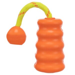 Entdecke das Aqua Toy MOT®-Fun, das perfekte Motivations-Spielzeug für aktive Hunde! Hergestellt aus hochwertigem Naturgummi, schwimmt dieses Spielzeug ideal im Wasser und sorgt für jede Menge Spaß bei schnellen und bewegungsbetonten Spielen. Mit einem praktischen Knauf am Ende des Bandes kannst du das Wasserspielzeug sicher und schmerzfrei halten, selbst wenn dein Hund mal kräftig zieht. Dieses vielseitige Spielzeug eignet sich hervorragend zum Werfen und für Konterzugspiele, sodass dein Vierbeiner sich richtig auspowern kann. Entwickelt von dem renommierten Hundetrainer Prof. Ekard Lind, bietet das Aqua Toy nicht nur Unterhaltung, sondern auch eine wertvolle Unterstützung bei der Hundeausbildung. Maße: ca. 9 cm x 22 cm. Bitte beachte, dass die Farbwahl je nach Lagerbestand erfolgt. Hol dir jetzt das Aqua Toy MOT®-Fun und erlebe unvergessliche Wasserspiele mit deinem Hund!