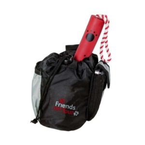 Diese strapazierfähige und wasserabweisende Tasche aus hochwertigem Nylon ist die perfekte Lösung für den Transport von Leckerlis und anderen wichtigen Kleinigkeiten während Ihrer langen Spaziergänge. Ob Spielzeug, Schlüssel oder Handy – alles findet seinen Platz in dieser praktischen Tasche. Sie lässt sich mühelos durch ein Zugband verschließen und bietet zusätzlich ein Handyfach, eine Seitentasche sowie eine kleine Reißverschlusstasche für noch mehr Stauraum. Der längere Gummiriemen kann bei Bedarf als Schulterriemen genutzt werden, während die Klettverschlusslasche eine einfache Befestigung am Gürtel ermöglicht. Diese Tasche ist nicht nur funktional, sondern auch leicht zu reinigen und in elegantem Schwarz/Grau erhältlich. Mit den kompakten Maßen von ca. 10 x 15 cm (Durchmesser x Höhe) ist sie ideal für unterwegs! (Der Inhalt der Tasche auf dem Foto ist nicht im Lieferumfang enthalten!)