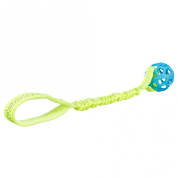 Dieser strapazierfähige Ball aus TPR (Thermoplastisches Gummi) ist der perfekte Spielzeug für aktive Hunde. Mit einem Durchmesser von ca. 7 cm und einer Länge von ca. 48 cm bietet er die ideale Größe für ein aufregendes Spiel. Der integrierte Ruckdämpfer sorgt für sanfte Rückprall-Effekte, die das Spielen noch spannender machen. Hergestellt aus hochwertigem Polyester und TPR, ist dieser Ball sowohl langlebig als auch sicher für deinen Vierbeiner. Bitte beachte, dass die Farben variieren können und eine Farbwahl leider nicht möglich ist, da die Auswahl je nach Lagerbestand erfolgt. Hol dir diesen vielseitigen Spielball für stundenlangen Spaß und Bewegung!
