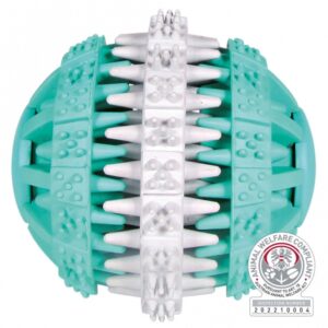 Dieser hochwertige Kauspielzeug aus Naturgummi mit erfrischendem Minzgeschmack ist perfekt für Hunde, die gerne kauen und spielen. Mit einem Durchmesser von ca. 6 cm liegt es gut in der Schnauze und massiert sanft das Zahnfleisch Ihres Vierbeiners, was zur Zahnpflege beiträgt. Das Produkt ist tierschutzkonform nach § 18 (AT) und bietet somit eine sichere und umweltfreundliche Option für Ihr Haustier. Gönnen Sie Ihrem Hund dieses langlebige und geschmackvolle Kauspielzeug, das sowohl Spaß als auch gesundheitliche Vorteile bietet!