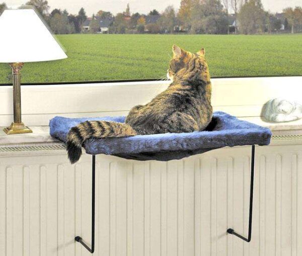 Entdecken Sie die perfekte Katzenliege für die Fensterbank, die Ihrem Haustier einen gemütlichen Platz zum Entspannen bietet. Diese praktische Katzenliege benötigt kein Verschrauben und lässt sich einfach montieren. Der waschbare Bezug sorgt dafür, dass Sie die Liege stets sauber halten können. Mit einer Größe von 31 x 52 cm passt sie ideal in jedes Fenster und ist in den attraktiven Farben Blau und Grau erhältlich. Bitte beachten Sie, dass die Farbwahl je nach Lagerbestand erfolgt. Gönnen Sie Ihrer Katze den besten Ausblick und höchsten Komfort mit dieser hochwertigen Katzenliege!