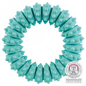Dieser hochwertige Kauspielzeug aus Naturgummi mit erfrischendem Minzgeschmack ist ideal für Hunde, die gerne kauen und spielen. Mit einem Durchmesser von ca. 12 cm massiert es sanft das Zahnfleisch Ihres Haustiers und fördert die Zahngesundheit auf spielerische Weise. Das Produkt ist tierschutzkonform nach § 18 (AT) und garantiert somit eine sichere Nutzung für Ihren Vierbeiner. Gönnen Sie Ihrem Hund dieses langlebige und umweltfreundliche Kauspielzeug, das nicht nur Spaß macht, sondern auch zur Pflege der Zähne beiträgt – die perfekte Wahl für verantwortungsbewusste Tierbesitzer!