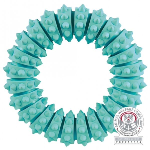 Dieser hochwertige Kauspielzeug aus Naturgummi mit erfrischendem Minzgeschmack ist ideal für Hunde, die gerne kauen und spielen. Mit einem Durchmesser von ca. 12 cm massiert es sanft das Zahnfleisch Ihres Haustiers und fördert die Zahngesundheit auf spielerische Weise. Das Produkt ist tierschutzkonform nach § 18 (AT) und garantiert somit eine sichere Nutzung für Ihren Vierbeiner. Gönnen Sie Ihrem Hund dieses langlebige und umweltfreundliche Kauspielzeug, das nicht nur Spaß macht, sondern auch zur Pflege der Zähne beiträgt – die perfekte Wahl für verantwortungsbewusste Tierbesitzer!