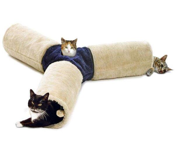 Erleben Sie den ultimativen Katzenspielspaß mit unserem innovativen Katzentunnel-Labyrinth! Dieses hochwertige Spielzeug bietet nicht nur aufregende Abenteuer für Ihre Katze, sondern kann auch flexibel genutzt werden, da die Tunnel durch praktische Reißverschlüsse vom Mittelstück abgetrennt werden können. So können die Tunnel einzeln verwendet werden, was für zusätzlichen Spielspaß sorgt. Dank des platzsparenden Designs lassen sich die Tunnel mühelos verstauen, wenn sie nicht in Gebrauch sind. Der angenehme CATNIP-Duftstoff sorgt für noch mehr Freude beim Spielen. Mit einer Größe von 24 x 122 cm und in der ansprechenden Farbe Beige-Blau ist dieses Katzenspielzeug nicht nur funktional, sondern auch ein echter Blickfang in Ihrem Zuhause. Gönnen Sie Ihrer Katze das beste Spielerlebnis – ideal für Katzenliebhaber, die Wert auf hohe Qualität und Spaß legen!