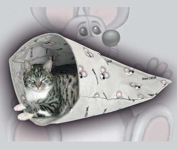 Entdecken Sie den charmanten Raschelsack im TIMMY THE MOUSE-Design, der perfekt zum Spielen und Schlafen geeignet ist. Mit einer praktischen Größe von 44 x 42 cm bietet dieser hochwertige Raschelsack nicht nur Komfort, sondern auch eine ansprechende Optik für jedes Kinderzimmer. Dank des weichen Materials und des kreativen Designs wird Ihr Kind garantiert viel Freude daran haben. Ideal als Geschenk oder für die eigene Spiel- und Schlafumgebung – dieser Raschelsack vereint hohe Qualität und ein tolles Preis-Leistungs-Verhältnis.