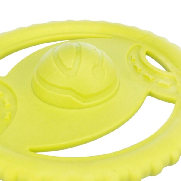 Entdecke den gemeinsamen Wasserspaß mit unserer hochwertigen Aqua Toy Disc, dem idealen Schwimmspielzeug für Hunde und Halter! Wenn dein Hund das Wasser liebt, ist diese farbenfrohe und gut sichtbare Disc der perfekte Begleiter für aufregende Spiel- und Schwimmrunden an heißen Tagen. Sie sorgt nicht nur dafür, dass dein Vierbeiner sich abkühlt, sondern fördert auch aktiv seine körperliche Fitness durch Muskelaufbau und Ausdauertraining. Hergestellt aus strapazierfähigem thermoplastischem Gummi (TPR) und mit einer praktischen Ballform in der Mitte, ist die Aqua Toy Disc einfach zu werfen und bleibt gut sichtbar im Wasser. Mit einem Durchmesser von ca. 20 cm ist sie perfekt für stundenlangen Spaß im kühlen Nass geeignet. Überrasche deinen Hund mit diesem effektiven Wasserspielzeug und genieße unvergessliche Momente im Freien!