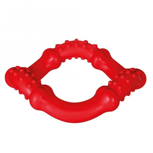 Dieser robuste Hundespielzeug aus hochwertigem Naturgummi ist ideal für aktive Hunde und sorgt für stundenlangen Spielspaß. Die spezielle Form erleichtert es Ihrem Hund, das Spielzeug mühelos aufzunehmen, während es gleichzeitig schwimmt – perfekt für Wasserabenteuer im Sommer! Mit einem Durchmesser von ca. 15 cm ist es die ideale Größe für mittelgroße bis große Hunde. Das Spielzeug ist in verschiedenen Farben erhältlich, wobei die Farbwahl je nach Lagerbestand erfolgt. Investieren Sie in dieses langlebige und sichere Spielzeug, das sowohl für drinnen als auch draußen geeignet ist – ein Muss für jeden Hundebesitzer, der Wert auf Qualität und Spielvergnügen legt!