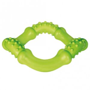 Dieser robuste Hundespielzeug aus hochwertigem Naturgummi ist ideal für aktive Hunde und sorgt für stundenlangen Spielspaß. Die spezielle Form erleichtert es Ihrem Hund, das Spielzeug mühelos aufzunehmen, während es gleichzeitig schwimmt – perfekt für Wasserabenteuer im Sommer! Mit einem Durchmesser von ca. 15 cm ist es die ideale Größe für mittelgroße bis große Hunde. Das Spielzeug ist in verschiedenen Farben erhältlich, wobei die Farbwahl je nach Lagerbestand erfolgt. Investieren Sie in dieses langlebige und sichere Spielzeug, das sowohl für drinnen als auch draußen geeignet ist – ein Muss für jeden Hundebesitzer, der Wert auf Qualität und Spielvergnügen legt!
