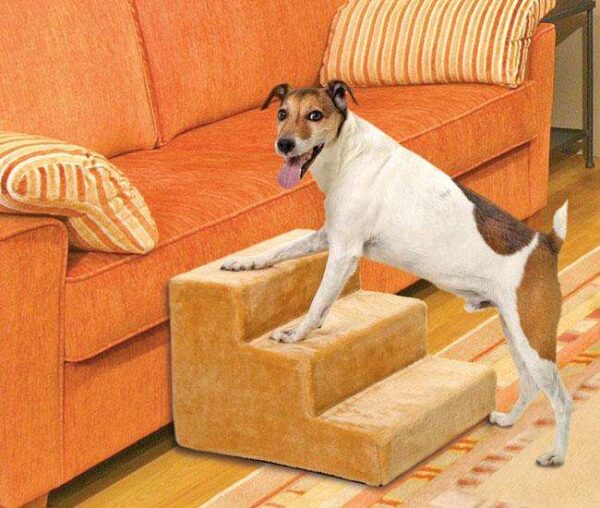 Die Hundetreppe EASY STEP ist die ideale Lösung, um das Leben Ihres Hundes erheblich zu erleichtern. Sie ist besonders praktisch für junge und ältere Hunde sowie für Tiere mit Rücken- oder Gelenkproblemen, da sie es Ihrem vierbeinigen Freund ermöglicht, sicher und bequem zu Ihnen zu gelangen. Die elegante Farbe Beige fügt sich harmonisch in jede Wohnung ein. Der Bezug ist abnehmbar und bei 30° waschbar, was die Pflege der Hundetreppe einfach macht. Mit den kompakten Maßen von ca. 41 x 29,5 x 43 cm (BxHxT) ist die EASY STEP nicht nur funktional, sondern auch platzsparend. Investieren Sie in die hohe Qualität dieser Hundetreppe und sorgen Sie für mehr Lebensqualität für Ihren Hund!