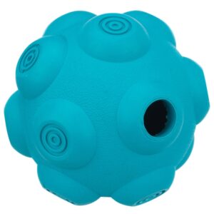 Entdecken Sie den hochwertigen Snackball von Trixie, der aus 100 % Naturgummi gefertigt ist und in drei praktischen Größen erhältlich ist. Diese spezielle Variante hat einen Durchmesser von ca. 9 cm und eignet sich hervorragend für mittelgroße Hunde. Der Ball kann ganz einfach mit Leckerbissen befüllt werden, indem Sie die Snacks durch das integrierte Loch stecken. Im Inneren befindet sich ein cleveres, sternförmiges Labyrinth, das die Ausgabe der Leckereien verlangsamt und somit für ein besonders langanhaltendes Spielvergnügen sorgt. Dank des Naturgummis rollt der Ball leise und springt durch seine Noppenform unregelmäßig, was zusätzlichen Spielspaß bietet. Mit diesem Intelligenzspielzeug der Stufe 2 schulen Sie spielerisch die Geschicklichkeit Ihres Hundes und kombinieren dabei Spaß mit gesunder Ernährung. Ideal für alle Hundebesitzer, die ihren Vierbeiner mit einem hochwertigen und unterhaltsamen Snackball verwöhnen möchten!