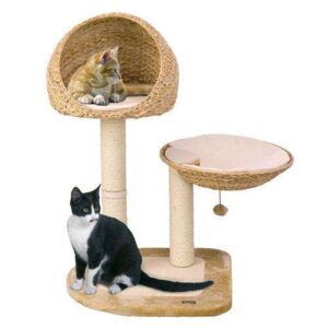 Entdecken Sie den Banana Leaf - das Original! Diese stilvolle Schlafplatz- und Kratzbaumkombination vereint modernes Design mit hochwertiger Verarbeitung aus robustem Sisal und handgeflochtenen Bananenblättern. Ihre Katze wird es lieben, an den stabilen, mit Sisal umwickelten Stämmen ihre Krallen zu wetzen und sich in der gemütlichen Liegehöhle aus Bananenblättern auszuruhen. Die zusätzliche weiche Plattform und der befestigte Spielball sorgen für stundenlangen Spielspaß. Mit den Gesamtmaßen von ca. 81 x 58 x 100 cm (LxBxH) und der eleganten beige Farbe ist dieser Kratzbaum nicht nur funktional, sondern auch ein echter Blickfang in jedem Zuhause. Die nachhaltigen Materialien der Banana Leaf Produktlinie bieten nicht nur eine kratzresistente Lösung, sondern schaffen auch eine beruhigende Umgebung für Ihre Katze. Gönnen Sie Ihrem Tier den Komfort und die Sicherheit, die es verdient!