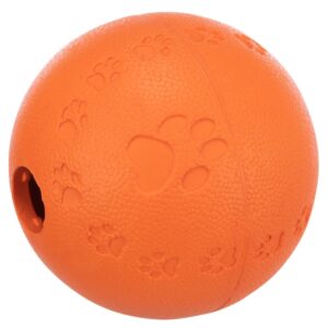 Dieser hochwertige Snackball von Trixie ist aus 100% Naturgummi gefertigt und in vier verschiedenen Größen erhältlich, wobei diese Variante einen Durchmesser von ca. 7 cm hat und ideal für kleine bis mittelgroße Hunde ist. Der Ball bietet nicht nur eine einfache Möglichkeit, Leckerbissen durch das praktische Loch einzuführen, sondern verfügt auch über ein integriertes Labyrinth im Inneren, das die Ausgabe der Snacks verlangsamt und somit für ein besonders langanhaltendes Spielvergnügen sorgt. Dank des leisen Rollverhaltens und der sprungfähigen Eigenschaften des Naturgummis ist dieser Snackball perfekt für spielerisches Lernen und Geschicklichkeitstraining. Er ist ein ausgezeichnetes Intelligenzspielzeug der Stufe 2, das Spielspaß mit gesunder Ernährung kombiniert und somit die ideale Wahl für verantwortungsvolle Hundebesitzer ist, die nach einem langlebigen und effektiven Spielzeug suchen.