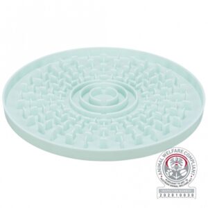 Entdecke die innovative Junior Schleckplatte, die speziell entwickelt wurde, um deinem Welpen entspannende Ruhephasen zu bieten. Diese hochwertige Schleckplatte aus robustem Kunststoff ist tierschutzkonform nach § 18 (AT) und bietet eine frostbeständige sowie spülmaschinengeeignete Lösung für lange Beschäftigungszeiten. Mit einem Durchmesser von ca. 21 cm und in einem ansprechenden Mint-Ton kannst du die Platte ganz einfach mit schmackhaften Pasten, Nassfutter oder Molkereiprodukten bestreichen. Die clever gestalteten Rillen sorgen dafür, dass dein Hund nur kleine Mengen Futter auf einmal aufnimmt, was die Beschäftigungsdauer verlängert und die Schleckfreude maximiert. Ein besonderer Tipp: Fülle die Schleckplatte mit Snacks und lege sie für einen erfrischenden Kick ins Gefrierfach – ideal für warme Tage! Hol dir jetzt die Junior Schleckplatte und unterstütze die gesunde Entwicklung deines Welpen spielerisch!