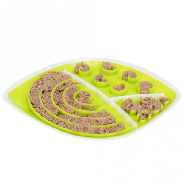 Die Lick'n'Snack Schleckplatte ist das ideale Hilfsmittel, um deinem Hund entspannende Ruhephasen zu bieten. Durch die speziellen kleinen Öffnungen und Rillen erhält dein Vierbeiner nur kleine Mengen an Snacks, was ihn lange beschäftigt und beruhigt. Du kannst die Schleckplatte ganz nach Belieben mit verschiedenen Pasten, Molkereiprodukten oder Nassfutter bestreichen, die dein Hund genussvoll ausschlecken kann. An heißen Tagen sorgt diese innovative Schleckplatte für einen erfrischenden Frischekick: Fülle sie einfach mit Joghurt oder anderen Pasten, friere sie ein und biete sie deinem Hund während des Spiels an. Die Lick'n'Snack Schleckplatte ist zudem spülmaschinenfest, sodass die Reinigung kinderleicht ist. Mit ihren rutschfesten Ecken und dem speziellen Rand, der Flüssigkeiten auffängt, ist sie nicht nur praktisch, sondern auch sicher für deinen Liebling. Maße: ca. 28 × 21 cm. Hol dir jetzt die perfekte Beschäftigung für deinen Hund und sorge für entspannte Momente!