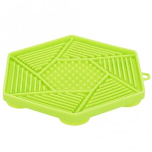 Dieser innovative Snackspender aus hochwertigem Silikon ist perfekt für ruhige Momente und sorgt für entspannte Phasen bei Ihrem Haustier. Mit einem Durchmesser von 17 cm ermöglicht er eine geringe Aufnahmemenge an Snacks, die für eine lange Beschäftigungsdauer sorgt. Er kann mühelos mit Pasten, Nassfutter oder Molkereiprodukten bestrichen werden und bietet zudem die Möglichkeit, mit Snacks gefüllt und eingefroren zu werden – für einen erfrischenden Genuss. Der praktische Rand fängt Flüssigkeiten auf und macht die Reinigung zum Kinderspiel, da der Snackspender spülmaschinenfest ist. In einem ansprechenden Grün ist dieser Snackspender nicht nur funktional, sondern auch ein echter Blickfang in Ihrem Zuhause. Ideal für alle Tierliebhaber, die ihren vierbeinigen Freunden eine besondere Freude bereiten möchten!