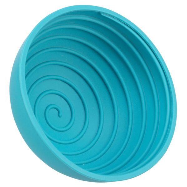 Verwöhne deinen Hund mit der innovativen Lick’n’Snack Bowl – dem perfekten Snack-Spielzeug für entspannte Ruhephasen! Diese hochwertige Schale aus Silikon ist nicht nur frostfest und spülmaschinengeeignet, sondern auch tierschutzkonform nach § 18 (AT). Mit einem Durchmesser von ca. 16 cm lässt sich die Bowl ganz einfach mit leckeren Pasten, Nassfutter oder Molkereiprodukten bestreichen. Dein Vierbeiner wird es lieben, die Köstlichkeiten herauszulecken, während er gleichzeitig eine geringe Menge an Snacks zu sich nimmt und lange beschäftigt ist. Für einen erfrischenden Frischekick kannst du die Bowl mit seinen Lieblingsleckereien befüllen und einfrieren – ideal für heiße Tage! Dieses Spielzeug sorgt für stundenlangen Spaß und Entspannung für deinen Hund. Gönn deinem treuen Begleiter jetzt dieses einzigartige Erlebnis!