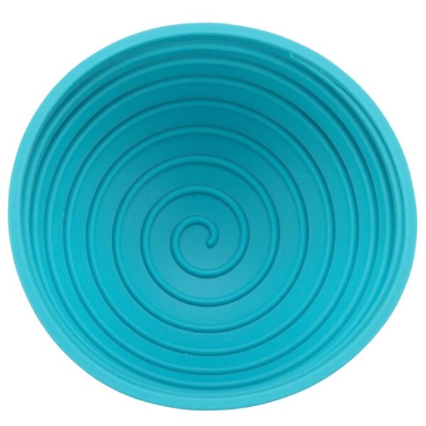 Verwöhne deinen Hund mit der innovativen Lick’n’Snack Bowl – dem perfekten Snack-Spielzeug für entspannte Ruhephasen! Diese hochwertige Schale aus Silikon ist nicht nur frostfest und spülmaschinengeeignet, sondern auch tierschutzkonform nach § 18 (AT). Mit einem Durchmesser von ca. 16 cm lässt sich die Bowl ganz einfach mit leckeren Pasten, Nassfutter oder Molkereiprodukten bestreichen. Dein Vierbeiner wird es lieben, die Köstlichkeiten herauszulecken, während er gleichzeitig eine geringe Menge an Snacks zu sich nimmt und lange beschäftigt ist. Für einen erfrischenden Frischekick kannst du die Bowl mit seinen Lieblingsleckereien befüllen und einfrieren – ideal für heiße Tage! Dieses Spielzeug sorgt für stundenlangen Spaß und Entspannung für deinen Hund. Gönn deinem treuen Begleiter jetzt dieses einzigartige Erlebnis!