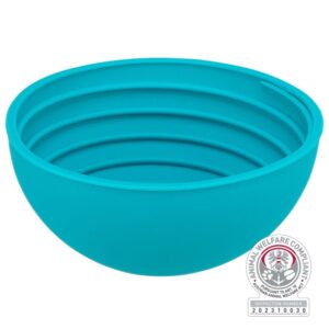 Verwöhne deinen Hund mit der innovativen Lick’n’Snack Bowl – dem perfekten Snack-Spielzeug für entspannte Ruhephasen! Diese hochwertige Schale aus Silikon ist nicht nur frostfest und spülmaschinengeeignet, sondern auch tierschutzkonform nach § 18 (AT). Mit einem Durchmesser von ca. 16 cm lässt sich die Bowl ganz einfach mit leckeren Pasten, Nassfutter oder Molkereiprodukten bestreichen. Dein Vierbeiner wird es lieben, die Köstlichkeiten herauszulecken, während er gleichzeitig eine geringe Menge an Snacks zu sich nimmt und lange beschäftigt ist. Für einen erfrischenden Frischekick kannst du die Bowl mit seinen Lieblingsleckereien befüllen und einfrieren – ideal für heiße Tage! Dieses Spielzeug sorgt für stundenlangen Spaß und Entspannung für deinen Hund. Gönn deinem treuen Begleiter jetzt dieses einzigartige Erlebnis!