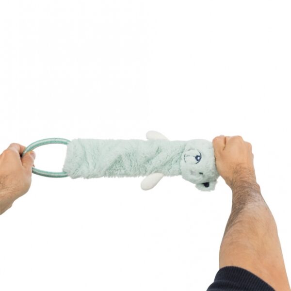 Entdecken Sie unser hochwertiges Plüschspielzeug aus einer komfortablen Polyester-Baumwoll-Mischung, das mit einer einzigartigen Raschelfolie ausgestattet ist. Mit einer Größe von ca. 33 cm ist dieses Spielzeug ideal für Kinder und bietet stundenlangen Spielspaß. Die verschiedenen Ausführungen und Farben sorgen dafür, dass für jeden Geschmack etwas dabei ist. Bitte beachten Sie, dass die Farbwahl aufgrund des Lagerbestands nicht möglich ist, sodass Sie eine angenehme Überraschung erwarten dürfen. Dieses Plüschspielzeug vereint hohe Qualität mit einem ansprechenden Design und ist die perfekte Geschenkidee für jeden Anlass!