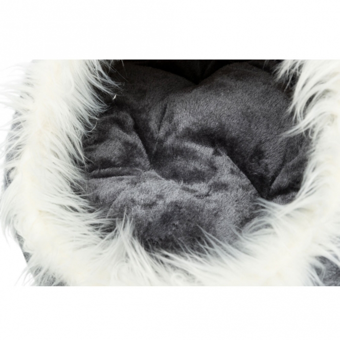 Dieses gemütliche Wendekissen ist ideal für große Katzen und mittelgroße Hunde und sorgt für ultimativen Komfort. Der weiche Softplüschbezug aus hochwertigem Polyester und die bequeme Schaumstoff-Füllung bieten eine angenehme Liegefläche. Mit einer Größe von ca. 41 × 30 × 50 cm passt es perfekt in jedes Zuhause. Der rutschfeste Boden sorgt dafür, dass das Kissen an seinem Platz bleibt, während die Handwäsche eine einfache Reinigung ermöglicht. In einem stilvollen hellgrau/grau ist dieses Kissen nicht nur funktional, sondern auch ein elegantes Accessoire für Ihr Zuhause. Gönnen Sie Ihrem Haustier den besten Schlafplatz mit diesem praktischen und günstigen Wendekissen!