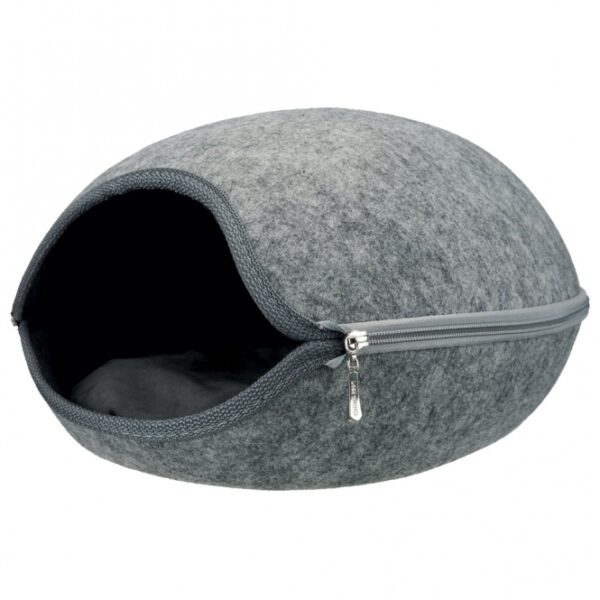 Die Kuschelhöhle Luna ist der perfekte Rückzugsort für Ihr Haustier. Hergestellt aus hochwertigem, formstabilem Filz (Polyester), bietet sie nicht nur eine isolierende und schmutzabweisende Oberfläche, sondern auch einen gemütlichen Schlafplatz. Dank des praktischen Reißverschlusses kann die Oberseite der Höhle abgenommen werden, sodass sie auch als offenes Bett verwendet werden kann. Das weiche Kissen mit Plüsch-Bezug und Polyestervlies-Füllung sorgt für zusätzlichen Komfort und lässt sich einfach per Handwäsche reinigen. Mit den kompakten Maßen von ca. 40 x 24 x 46 cm passt die Kuschelhöhle Luna perfekt in jede Ecke und ist ideal für kleine und mittelgroße Haustiere. Gönnen Sie Ihrem Liebling einen kuscheligen Rückzugsort – die Kuschelhöhle Luna ist die ideale Wahl für einen entspannten Schlaf!