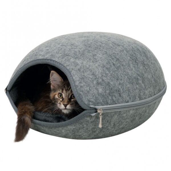 Die Kuschelhöhle Luna ist der perfekte Rückzugsort für Ihr Haustier. Hergestellt aus hochwertigem, formstabilem Filz (Polyester), bietet sie nicht nur eine isolierende und schmutzabweisende Oberfläche, sondern auch einen gemütlichen Schlafplatz. Dank des praktischen Reißverschlusses kann die Oberseite der Höhle abgenommen werden, sodass sie auch als offenes Bett verwendet werden kann. Das weiche Kissen mit Plüsch-Bezug und Polyestervlies-Füllung sorgt für zusätzlichen Komfort und lässt sich einfach per Handwäsche reinigen. Mit den kompakten Maßen von ca. 40 x 24 x 46 cm passt die Kuschelhöhle Luna perfekt in jede Ecke und ist ideal für kleine und mittelgroße Haustiere. Gönnen Sie Ihrem Liebling einen kuscheligen Rückzugsort – die Kuschelhöhle Luna ist die ideale Wahl für einen entspannten Schlaf!