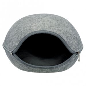 Die Kuschelhöhle Luna ist der perfekte Rückzugsort für Ihr Haustier. Hergestellt aus hochwertigem, formstabilem Filz (Polyester), bietet sie nicht nur eine isolierende und schmutzabweisende Oberfläche, sondern auch einen gemütlichen Schlafplatz. Dank des praktischen Reißverschlusses kann die Oberseite der Höhle abgenommen werden, sodass sie auch als offenes Bett verwendet werden kann. Das weiche Kissen mit Plüsch-Bezug und Polyestervlies-Füllung sorgt für zusätzlichen Komfort und lässt sich einfach per Handwäsche reinigen. Mit den kompakten Maßen von ca. 40 x 24 x 46 cm passt die Kuschelhöhle Luna perfekt in jede Ecke und ist ideal für kleine und mittelgroße Haustiere. Gönnen Sie Ihrem Liebling einen kuscheligen Rückzugsort – die Kuschelhöhle Luna ist die ideale Wahl für einen entspannten Schlaf!