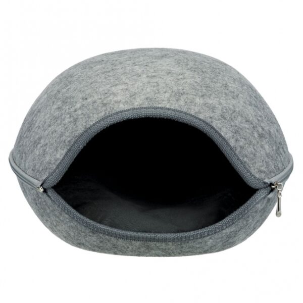 Die Kuschelhöhle Luna ist der perfekte Rückzugsort für Ihr Haustier. Hergestellt aus hochwertigem, formstabilem Filz (Polyester), bietet sie nicht nur eine isolierende und schmutzabweisende Oberfläche, sondern auch einen gemütlichen Schlafplatz. Dank des praktischen Reißverschlusses kann die Oberseite der Höhle abgenommen werden, sodass sie auch als offenes Bett verwendet werden kann. Das weiche Kissen mit Plüsch-Bezug und Polyestervlies-Füllung sorgt für zusätzlichen Komfort und lässt sich einfach per Handwäsche reinigen. Mit den kompakten Maßen von ca. 40 x 24 x 46 cm passt die Kuschelhöhle Luna perfekt in jede Ecke und ist ideal für kleine und mittelgroße Haustiere. Gönnen Sie Ihrem Liebling einen kuscheligen Rückzugsort – die Kuschelhöhle Luna ist die ideale Wahl für einen entspannten Schlaf!