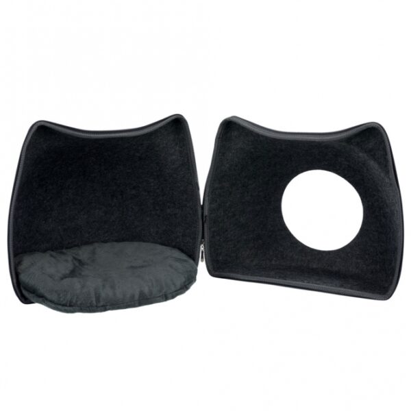 Die Kuschelhöhle Cat ist der perfekte Rückzugsort für Ihre Katze und besteht aus hochwertigem, formstabilem Filz (Polyester), der isolierend und schmutzabweisend ist. Mit einem praktischen Reißverschluss lässt sich die Höhle vollständig öffnen und platzsparend verstauen, was sie ideal für kleine Wohnungen macht. Das bequeme Kissen mit einem weichen Plüsch-Bezug und Polyestervlies-Füllung sorgt für einen kuscheligen Schlafplatz, den Ihre Katze lieben wird. Zudem kann das Kissen einfach per Handwäsche gereinigt werden, was die Pflege erleichtert. Mit den kompakten Maßen von ca. 38 x 35 x 37 cm und der eleganten Farbe Anthrazit fügt sich die Kuschelhöhle harmonisch in jede Wohnungseinrichtung ein. Gönnen Sie Ihrer Katze diesen komfortablen Rückzugsort – für entspannte Stunden und süße Träume!