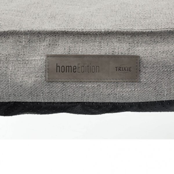 Dieser bequeme und hochwertige Webstoff-Sitzsack ist der perfekte Begleiter für Ihr Zuhause. Mit einem pflegeleichten Polyester-Bezug, der bei 40°C waschbar ist, bleibt der Sitzsack stets frisch und sauber. Die weiche Polyestervlies-Füllung mit einer Höhe von 8–12 cm sorgt für optimalen Sitzkomfort und Entspannung. Der abnehmbare Bezug und der rutschfeste Boden machen ihn besonders praktisch und sicher in der Anwendung. In elegantem Grau und mit großzügigen Maßen von ca. 110 × 80 cm passt dieser Sitzsack ideal in jedes Wohnzimmer oder Kinderzimmer. Gönnen Sie sich diesen stilvollen und funktionalen Sitzsack, der sowohl für gemütliche Abende als auch für gesellige Stunden perfekt geeignet ist!