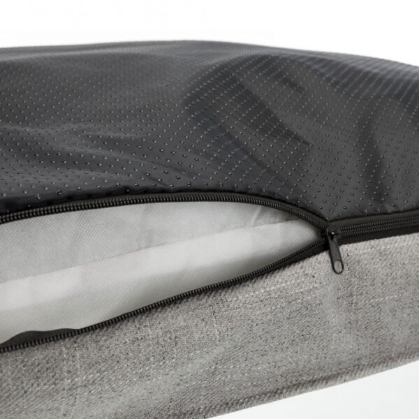 Dieser hochwertige Kissenbezug aus Webstoff überzeugt durch seinen strapazierfähigen Polyester-Bezug, der bei 40°C waschbar ist. Mit einer komfortablen Polyestervlies-Füllung von 8–12 cm bietet er optimalen Sitz- und Liegekomfort. Der abnehmbare Bezug ermöglicht eine einfache Reinigung, während der rutschfeste Boden für Sicherheit sorgt. Ideal für jedes Zuhause, ist das Kissen in elegantem Grau gehalten und hat die Maße von ca. 70 × 50 cm. Genießen Sie hohen Komfort und einfache Pflege mit diesem praktischen und stilvollen Kissen – die beste Wahl für Ihr Wohnambiente!