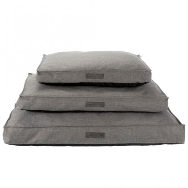 Dieser bequeme und hochwertige Webstoff-Sitzsack ist der perfekte Begleiter für Ihr Zuhause. Mit einem pflegeleichten Polyester-Bezug, der bei 40°C waschbar ist, bleibt der Sitzsack stets frisch und sauber. Die weiche Polyestervlies-Füllung mit einer Höhe von 8–12 cm sorgt für optimalen Sitzkomfort und Entspannung. Der abnehmbare Bezug und der rutschfeste Boden machen ihn besonders praktisch und sicher in der Anwendung. In elegantem Grau und mit großzügigen Maßen von ca. 110 × 80 cm passt dieser Sitzsack ideal in jedes Wohnzimmer oder Kinderzimmer. Gönnen Sie sich diesen stilvollen und funktionalen Sitzsack, der sowohl für gemütliche Abende als auch für gesellige Stunden perfekt geeignet ist!