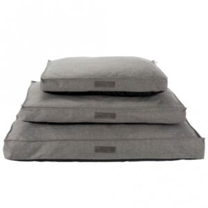 Dieser hochwertige Kissenbezug aus Webstoff überzeugt durch seinen strapazierfähigen Polyester-Bezug, der bei 40°C waschbar ist. Mit einer komfortablen Polyestervlies-Füllung von 8–12 cm bietet er optimalen Sitz- und Liegekomfort. Der abnehmbare Bezug ermöglicht eine einfache Reinigung, während der rutschfeste Boden für Sicherheit sorgt. Ideal für jedes Zuhause, ist das Kissen in elegantem Grau gehalten und hat die Maße von ca. 70 × 50 cm. Genießen Sie hohen Komfort und einfache Pflege mit diesem praktischen und stilvollen Kissen – die beste Wahl für Ihr Wohnambiente!