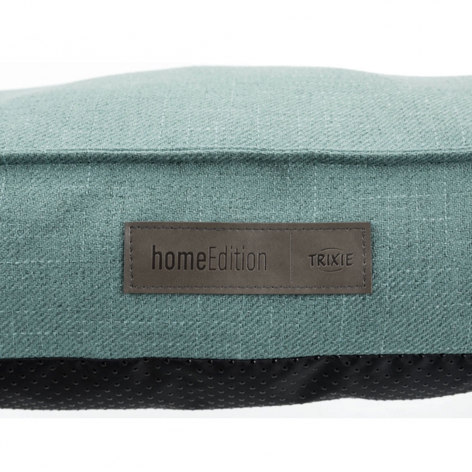 Dieser bequeme und stilvolle Webstoff-Sitzsack ist der perfekte Begleiter für Ihr Zuhause. Mit einem hochwertigen Polyester-Bezug, der bei 40°C waschbar ist, bleibt er immer frisch und sauber. Die Polyestervlies-Füllung sorgt für optimalen Komfort und hat eine angenehme Höhe von 8–12 cm. Der abnehmbare Bezug erleichtert die Reinigung, während der rutschfeste Boden für sicheren Halt sorgt. In einem ansprechenden Mint-Ton und mit den Maßen von ca. 90 × 65 cm fügt sich dieser Sitzsack harmonisch in jede Einrichtung ein. Ideal für entspannte Stunden im Wohnzimmer oder als stylisches Möbelstück im Kinderzimmer – entdecken Sie die hohe Qualität und den Komfort, den dieser Sitzsack bietet!