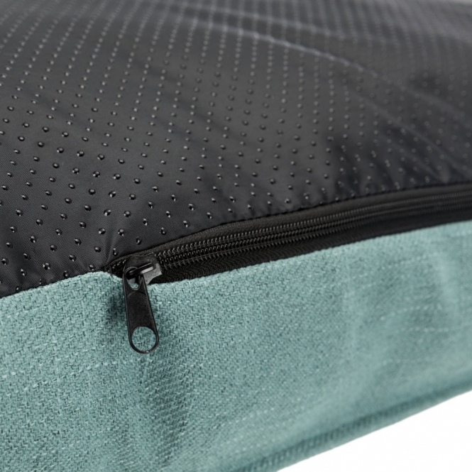 Dieser bequeme und stilvolle Webstoff-Sitzsack ist der perfekte Begleiter für Ihr Zuhause. Mit einem hochwertigen Polyester-Bezug, der bei 40°C waschbar ist, bleibt er immer frisch und sauber. Die Polyestervlies-Füllung sorgt für optimalen Komfort und hat eine angenehme Höhe von 8–12 cm. Der abnehmbare Bezug erleichtert die Reinigung, während der rutschfeste Boden für sicheren Halt sorgt. In einem ansprechenden Mint-Ton und mit den Maßen von ca. 90 × 65 cm fügt sich dieser Sitzsack harmonisch in jede Einrichtung ein. Ideal für entspannte Stunden im Wohnzimmer oder als stylisches Möbelstück im Kinderzimmer – entdecken Sie die hohe Qualität und den Komfort, den dieser Sitzsack bietet!