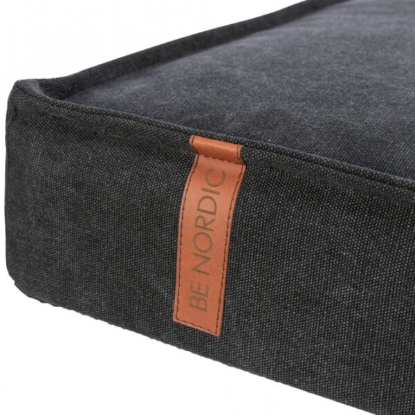 Dieser hochwertige und robuste Hundekorb mit Canvas-Haptik bietet Ihrem Haustier einen komfortablen Rückzugsort. Der Bezug aus Baumwolle und Polyester ist nicht nur strapazierfähig, sondern auch abnehmbar und bei 40° waschbar, was die Reinigung besonders einfach macht. Mit einer großzügigen Füllung aus 10 cm Silikon- und Schaumstoff sorgt der Hundekorb für eine optimale Unterstützung und Bequemlichkeit. Der rutschfeste Boden bietet zusätzlichen Halt, während der praktische Tragegriff den Transport erleichtert. Mit den Maßen von ca. 80 x 55 cm ist dieser Hundekorb ideal für mittelgroße Hunde. Zudem unterstützt TRIXIE mit dem Verkauf dieser Serie Meeresschutzprojekte und leistet damit einen wertvollen Beitrag zum Natur- und Artenschutz. Gönnen Sie Ihrem Vierbeiner den besten Platz zum Entspannen – robust, hochwertig und nachhaltig!