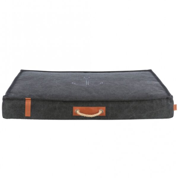 Dieser hochwertige und robuste Hundekorb mit Canvas-Haptik bietet Ihrem Haustier einen komfortablen Rückzugsort. Der Bezug aus Baumwolle und Polyester ist nicht nur strapazierfähig, sondern auch abnehmbar und bei 40° waschbar, was die Reinigung besonders einfach macht. Mit einer großzügigen Füllung aus 10 cm Silikon- und Schaumstoff sorgt der Hundekorb für eine optimale Unterstützung und Bequemlichkeit. Der rutschfeste Boden bietet zusätzlichen Halt, während der praktische Tragegriff den Transport erleichtert. Mit den Maßen von ca. 80 x 55 cm ist dieser Hundekorb ideal für mittelgroße Hunde. Zudem unterstützt TRIXIE mit dem Verkauf dieser Serie Meeresschutzprojekte und leistet damit einen wertvollen Beitrag zum Natur- und Artenschutz. Gönnen Sie Ihrem Vierbeiner den besten Platz zum Entspannen – robust, hochwertig und nachhaltig!