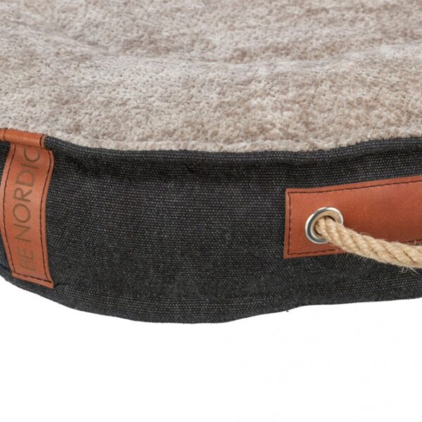 Entdecken Sie unseren hochwertigen Hundekorb mit einer einzigartigen Canvas-Haptik und Struktur-Softplüsch, der Ihrem vierbeinigen Freund ultimativen Komfort bietet. Der Bezug aus Baumwolle und Polyester ist robust und pflegeleicht, während die Silikon- und Schaumstoffflocken-Füllung für eine optimale Liegefläche sorgt. Mit einem Durchmesser von ca. 70 cm und einem rutschfesten Boden ist dieser Korb ideal für jeden Raum. Der abnehmbare Bezug ist bei 40° waschbar, und dank des praktischen Tragegriffs lässt sich der Hundekorb mühelos transportieren. Hergestellt in der EU, unterstützen wir mit jedem Kauf Meeresschutzprojekte und tragen aktiv zum Natur- und Artenschutz bei. Gönnen Sie Ihrem Haustier einen gemütlichen Rückzugsort – jetzt günstig online bestellen!