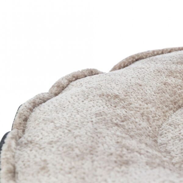 Dieser hochwertige Katzenkorb mit einer einzigartigen Canvas-Haptik und Struktur-Softplüsch ist der perfekte Rückzugsort für Ihre Katze. Der Bezug aus robustem Baumwoll- und Polyester-Material sorgt für Langlebigkeit und Komfort. Die Füllung aus Silikon- und Schaumstoffflocken bietet eine optimale Unterstützung und ist ideal für entspannte Nickerchen. Mit einem praktischen Tragegriff lässt sich der Korb mühelos transportieren, während der rutschfeste Boden für Stabilität sorgt. Der abnehmbare Bezug ist bei 40° waschbar und das Inlett kann einfach per Hand gewaschen werden. Mit einem Durchmesser von ca. 50 cm ist dieser Katzenkorb ideal für kleine bis mittelgroße Katzen. Zudem unterstützt TRIXIE mit dem Verkauf dieser Serie Meeresschutzprojekte, was einen wertvollen Beitrag zum Natur- und Artenschutz leistet. Gönnen Sie Ihrer Katze den besten Platz zum Entspannen – robust, hochwertig und umweltfreundlich!