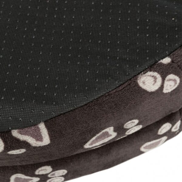 Dieser hochwertige Softplüsch-Kissenbezug mit einem strapazierfähigen Polyester-Bezug sorgt für ultimativen Komfort und Gemütlichkeit in Ihrem Zuhause. Die weiche Schaumstoff-Füllung bietet eine angenehme Unterstützung, während das praktische Wendekissen vielseitige Gestaltungsmöglichkeiten bietet. Mit einem rutschfesten Boden bleibt das Kissen sicher an seinem Platz, ideal für jedes Zimmer. Zudem lässt sich der Bezug ganz einfach per Handwäsche reinigen, was für eine einfache Pflege sorgt. In eleganter taupe Farbe und mit den Maßen von ca. 45 x 35 cm ist dieses Kissen nicht nur funktional, sondern auch ein stilvolles Accessoire für Ihr Zuhause. Gönnen Sie sich dieses hochwertige Kissen für mehr Komfort und Stil!