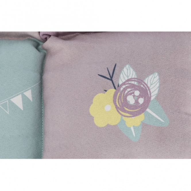 Dieser stilvolle und bequeme Velours-Kissenbezug ist die perfekte Ergänzung für Ihr Zuhause. Der hochwertige Polyester-Bezug ist gesteppt und sorgt für ein elegantes Design, während die Polyestervlies-Füllung für optimalen Komfort sorgt. Mit einem rutschfesten Boden bleibt das Kissen an Ort und Stelle, ideal für jeden Raum. Die Handwäsche ermöglicht eine einfache Pflege, sodass Ihr Kissen immer frisch und sauber bleibt. Mit den praktischen Maßen von ca. 60 × 60 cm und den sanften Farben Flieder, Mint und Rosa fügt sich dieses Kissen harmonisch in jede Einrichtung ein und ist eine günstige Wahl für hohe Qualität. Verleihen Sie Ihrem Wohnraum einen Hauch von Eleganz und Gemütlichkeit!